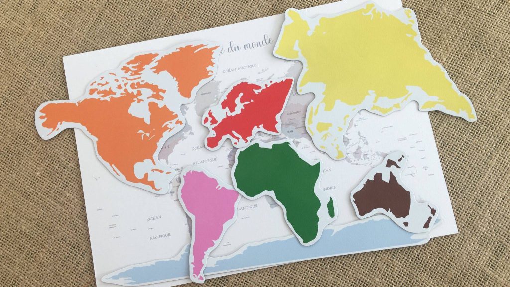 Puzzle du monde magnétique en instruction en famille