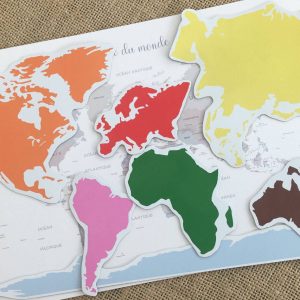 Puzzle du monde magnétique en instruction en famille